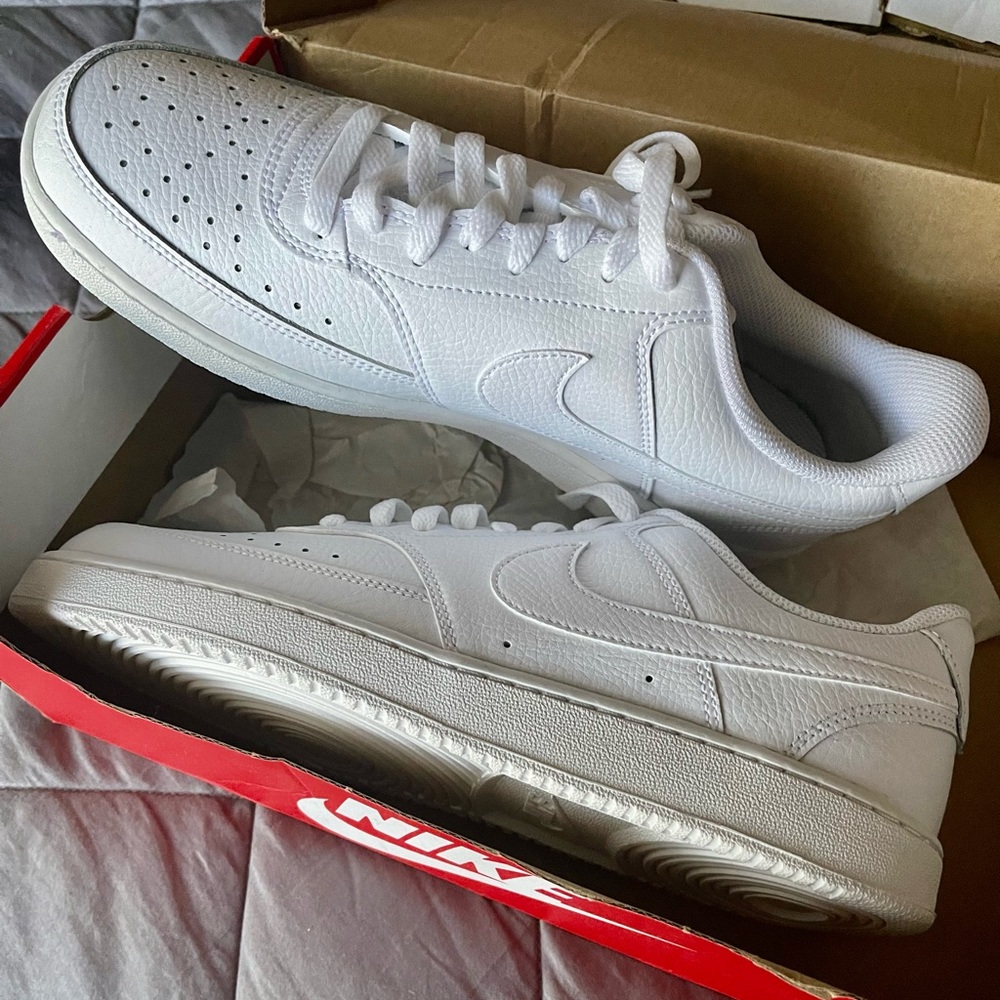 White leather women’s size 10 Nike sneakers